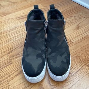 Steve Madden Wedge Camouflaged 9 Tennis Shoes